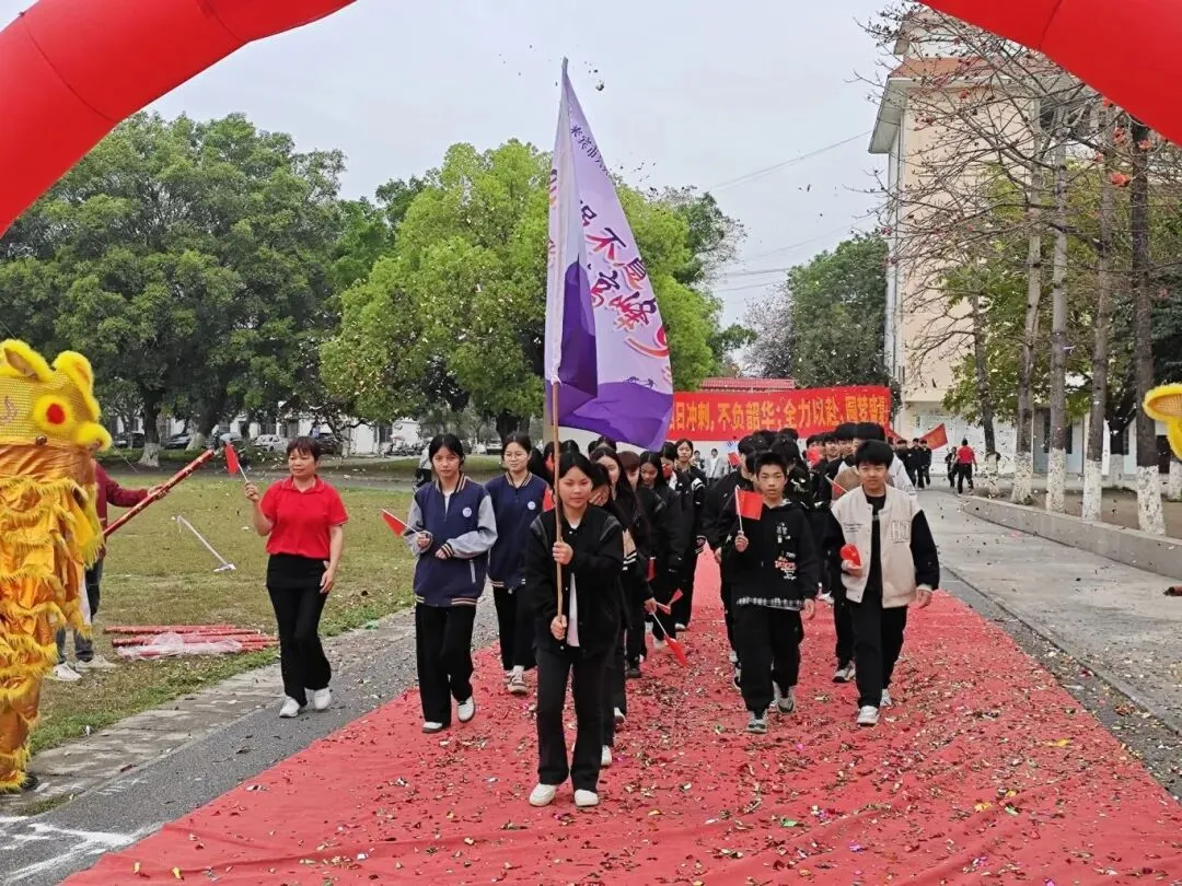 策马扬鞭正当时,圆梦中考在今朝——凤凰八一中学2026年中考百日誓师大会圆满举行 第25张 策马扬鞭正当时,圆梦中考在今朝——凤凰八一中学2026年中考百日誓师大会圆满举行 第25张