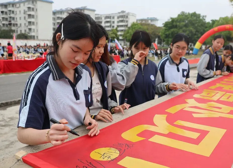 策马扬鞭正当时,圆梦中考在今朝——凤凰八一中学2026年中考百日誓师大会圆满举行 第48张 策马扬鞭正当时,圆梦中考在今朝——凤凰八一中学2026年中考百日誓师大会圆满举行 第48张