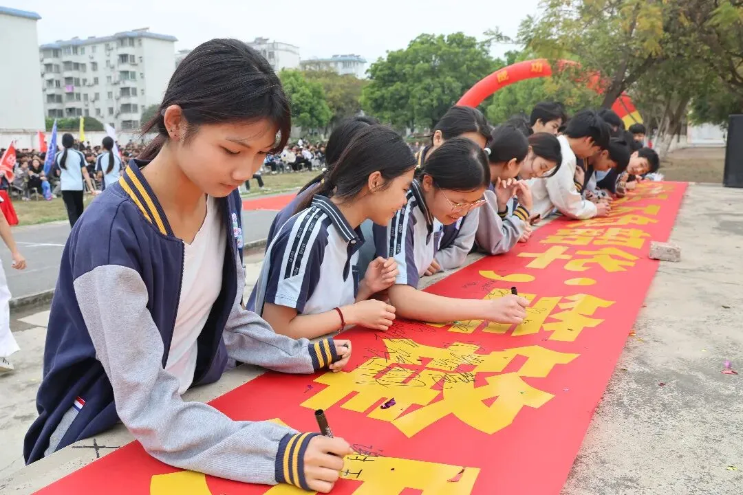 策马扬鞭正当时,圆梦中考在今朝——凤凰八一中学2026年中考百日誓师大会圆满举行 第49张 策马扬鞭正当时,圆梦中考在今朝——凤凰八一中学2026年中考百日誓师大会圆满举行 第49张
