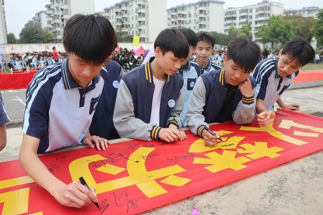策马扬鞭正当时,圆梦中考在今朝——凤凰八一中学2026年中考百日誓师大会圆满举行 第50张 策马扬鞭正当时,圆梦中考在今朝——凤凰八一中学2026年中考百日誓师大会圆满举行 第50张