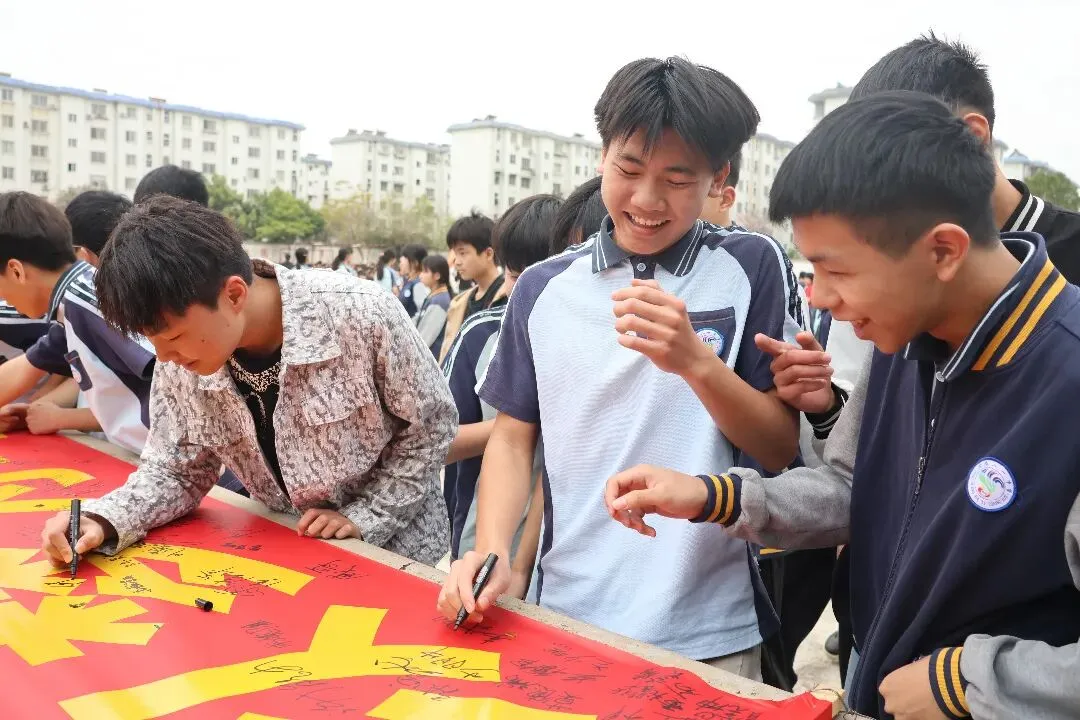策马扬鞭正当时,圆梦中考在今朝——凤凰八一中学2026年中考百日誓师大会圆满举行 第51张 策马扬鞭正当时,圆梦中考在今朝——凤凰八一中学2026年中考百日誓师大会圆满举行 第51张
