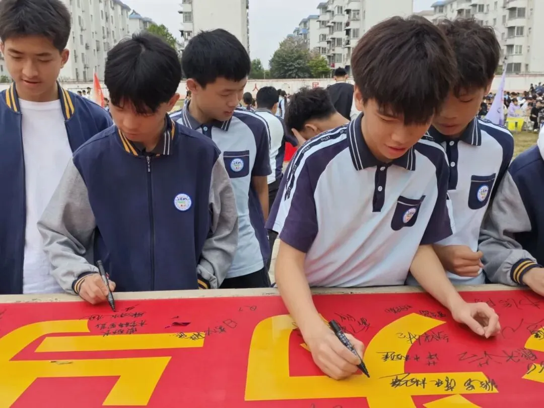 策马扬鞭正当时,圆梦中考在今朝——凤凰八一中学2026年中考百日誓师大会圆满举行 第57张 策马扬鞭正当时,圆梦中考在今朝——凤凰八一中学2026年中考百日誓师大会圆满举行 第57张