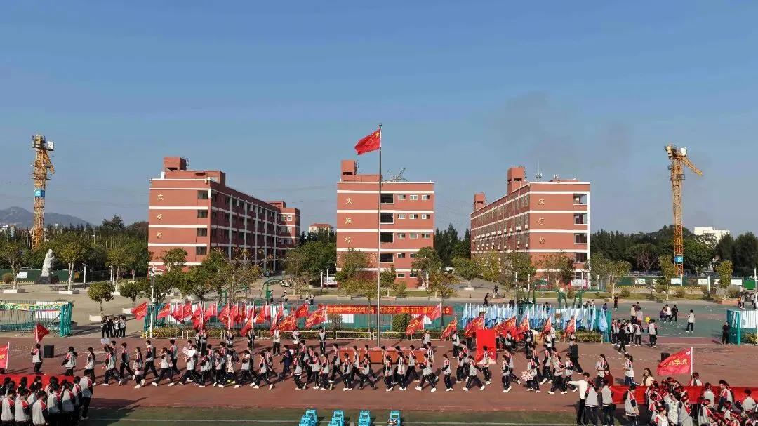 【深化十个抓·抓成效】砺剑冲刺,决胜中考——我校隆重举行2026届九年级毕业班"青春逐梦·励志前行"德育活动 第13张 【深化十个抓·抓成效】砺剑冲刺,决胜中考——我校隆重举行2026届九年级毕业班"青春逐梦·励志前行"德育活动 第13张