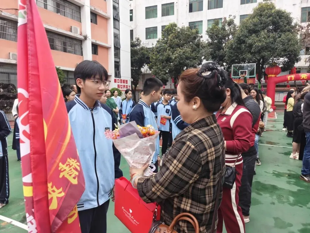 百日逐梦 马跃中考 笃行致远 决胜今朝|南宁东师实验学校2026届百日誓师大会燃情启幕 第25张 百日逐梦 马跃中考 笃行致远 决胜今朝|南宁东师实验学校2026届百日誓师大会燃情启幕 第25张