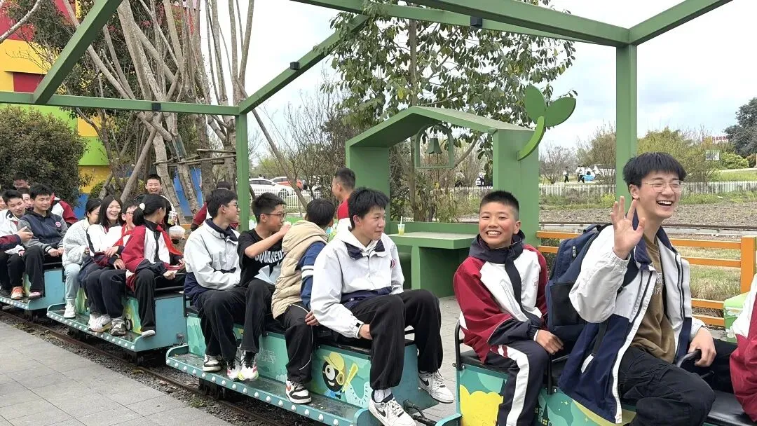 徒步磨砺凌云志,冲刺中考向未来——宏德学校初三中考“冲刺”暨徒步励志春游活动圆满举行 第14张 徒步磨砺凌云志,冲刺中考向未来——宏德学校初三中考“冲刺”暨徒步励志春游活动圆满举行 第14张