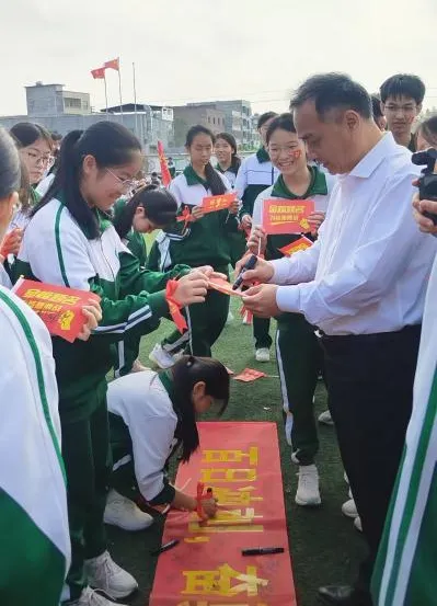 凝心聚力冲百日 策马扬鞭战中考 ——我校隆重举行2026届中考百日誓师大会 第65张