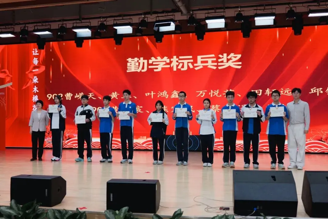 策马驭风战百日!中考冲刺动员大会燃情启幕-第26张图片-四季读书网