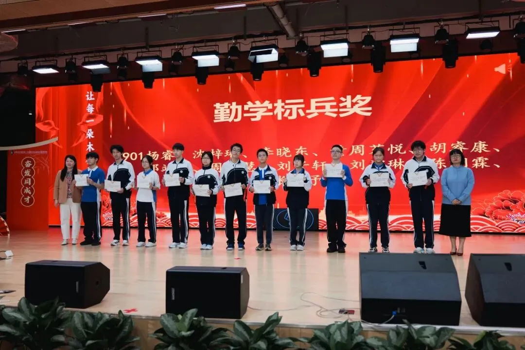 策马驭风战百日!中考冲刺动员大会燃情启幕-第25张图片-四季读书网