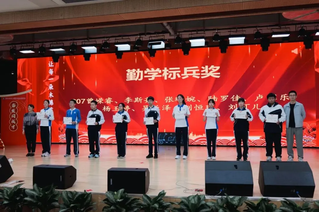 策马驭风战百日!中考冲刺动员大会燃情启幕-第28张图片-四季读书网