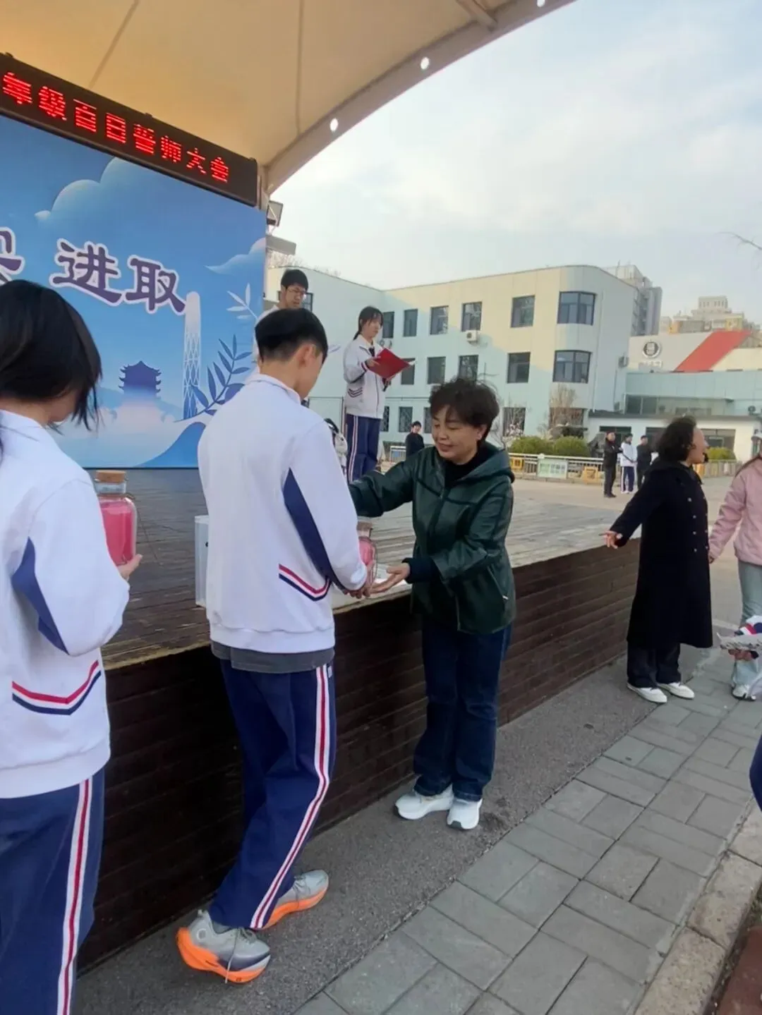 百日砺剑,决胜中考,青春无悔 逐梦远航——2026届顺义五中初三百日誓师大会-第51张图片-四季读书网