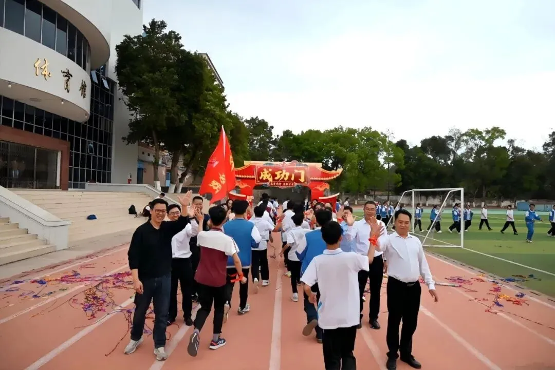 逐梦前行,决胜中考--西浦集团广宁第一中学2026届中考冲刺誓师动员大会隆重举行! 第27张 逐梦前行,决胜中考--西浦集团广宁第一中学2026届中考冲刺誓师动员大会隆重举行! 第27张