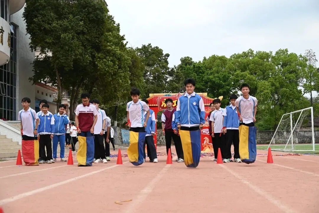 逐梦前行,决胜中考--西浦集团广宁第一中学2026届中考冲刺誓师动员大会隆重举行! 第32张 逐梦前行,决胜中考--西浦集团广宁第一中学2026届中考冲刺誓师动员大会隆重举行! 第32张