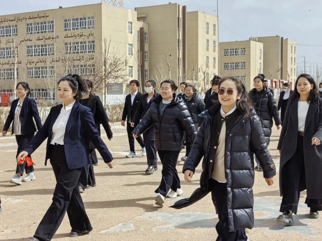 壮志凌云赴中考 青春逐梦正当时——喀什市第十五中学中考百日誓师大会燃情启幕-第15张图片-四季读书网