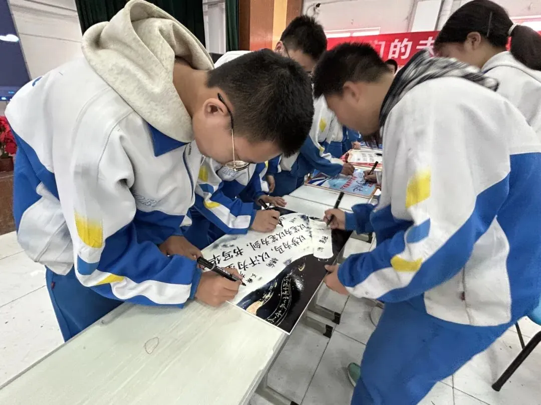 决战中考,梦想启航—— 一二一团第一中学2026年中考冲刺誓师暨学业监测表彰大会圆满举行-第5张图片-四季读书网