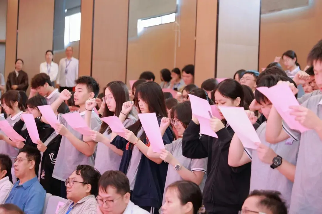 暨南大学暨附港澳台联考” 第二次模拟考试表彰大会&澳门四校联考誓师仪式考前动员大会 第41张 暨南大学暨附港澳台联考” 第二次模拟考试表彰大会&澳门四校联考誓师仪式考前动员大会 第41张