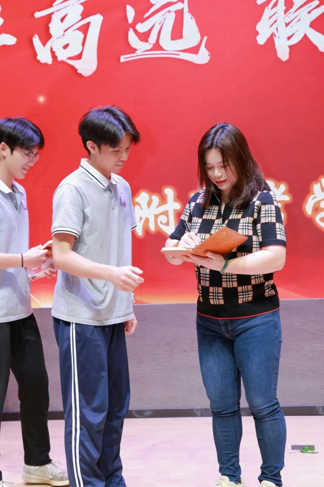 暨南大学暨附港澳台联考” 第二次模拟考试表彰大会&澳门四校联考誓师仪式考前动员大会 第54张 暨南大学暨附港澳台联考” 第二次模拟考试表彰大会&澳门四校联考誓师仪式考前动员大会 第54张