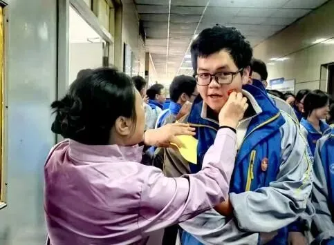 奋斗青春 决战百日 马上行动 中考必胜 | 太原十五中2026届初三百日誓师大会圆满结束 第12张 奋斗青春 决战百日 马上行动 中考必胜 | 太原十五中2026届初三百日誓师大会圆满结束 第12张