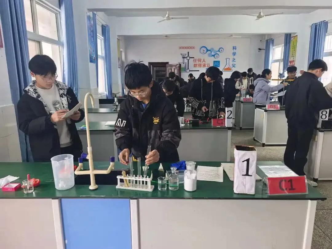 【顺中·教学】“以考代练强技能,实战模拟迎中招”———顺山店中学2026年中招理化生实验操作第一轮简报 第6张 【顺中·教学】“以考代练强技能,实战模拟迎中招”———顺山店中学2026年中招理化生实验操作第一轮简报 第6张