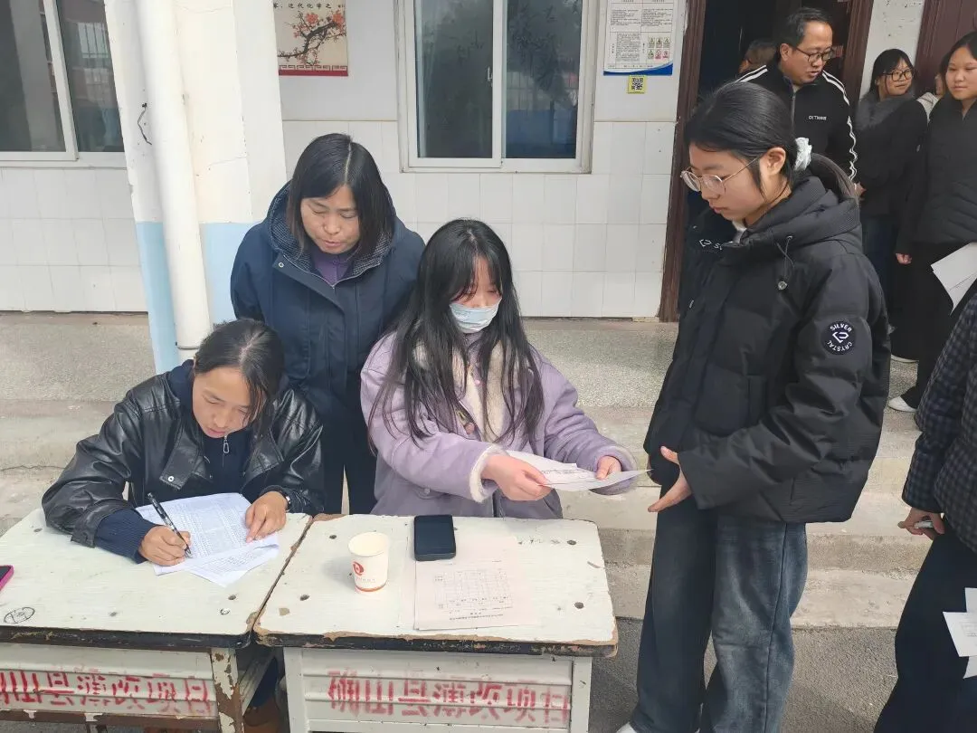 【顺中·教学】“以考代练强技能,实战模拟迎中招”———顺山店中学2026年中招理化生实验操作第一轮简报 第7张 【顺中·教学】“以考代练强技能,实战模拟迎中招”———顺山店中学2026年中招理化生实验操作第一轮简报 第7张