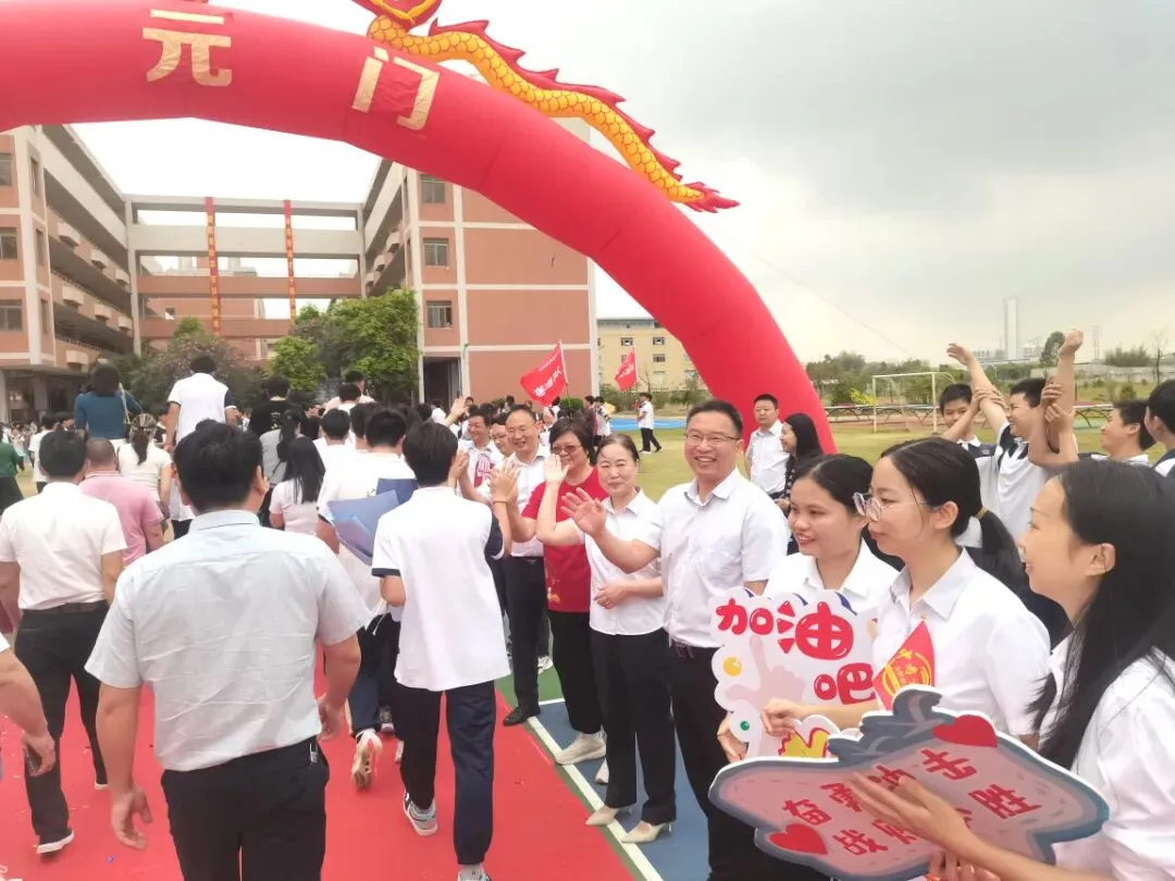 百日磨剑砺锋芒 逐梦中考启新程——翰林学校隆重举行2026届百日誓师大会-第50张图片-四季读书网
