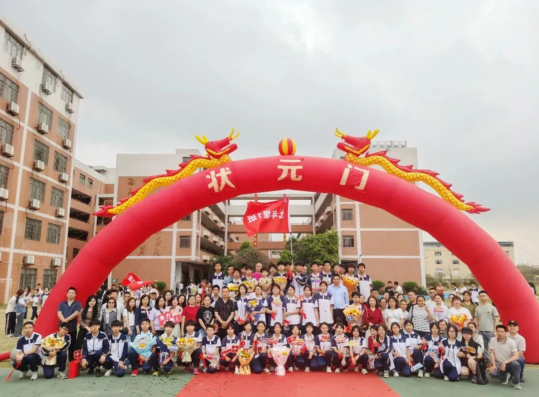 百日磨剑砺锋芒 逐梦中考启新程——翰林学校隆重举行2026届百日誓师大会-第57张图片-四季读书网
