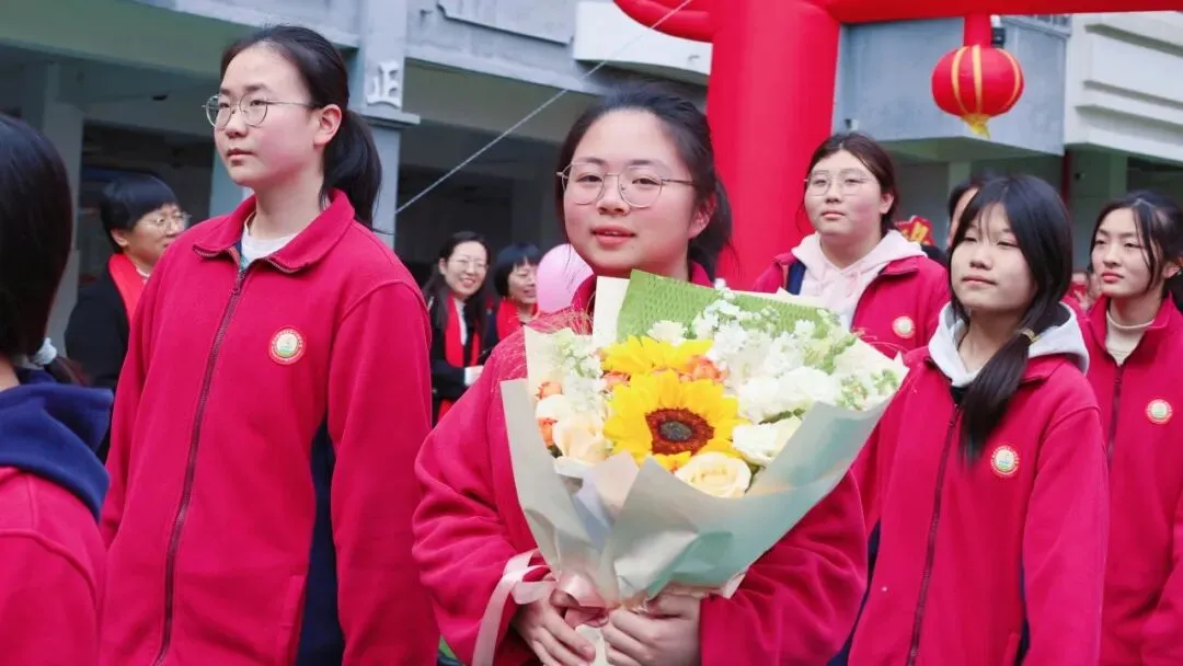 青春砺剑酬壮志 策马扬鞭战中考——商州区第一初级中学举行2026届决战誓师大会-第40张图片-四季读书网