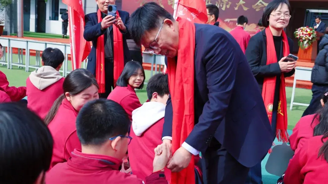 青春砺剑酬壮志 策马扬鞭战中考——商州区第一初级中学举行2026届决战誓师大会-第104张图片-四季读书网