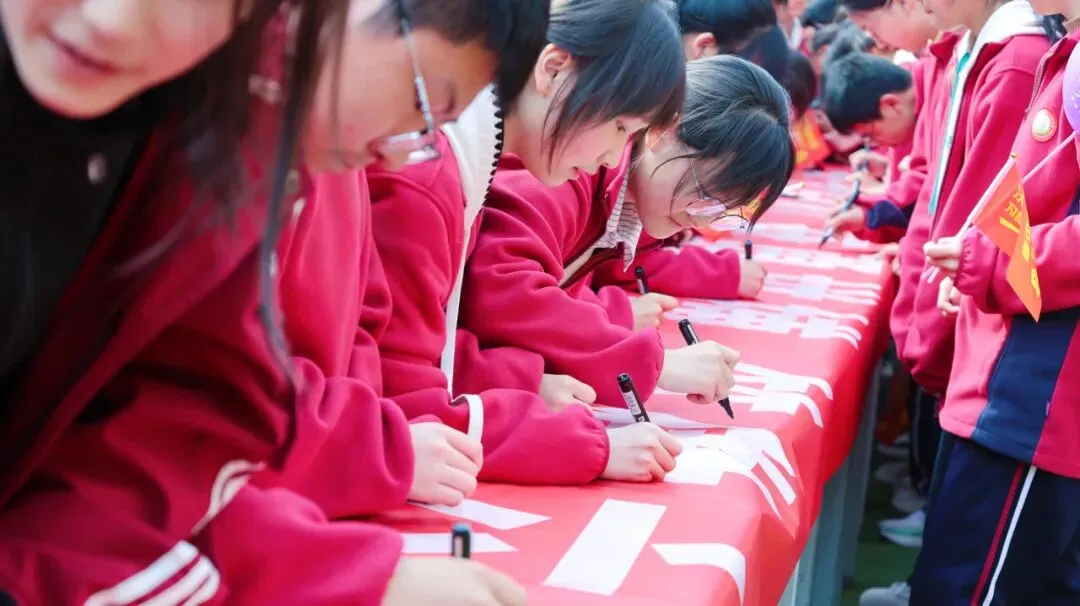 青春砺剑酬壮志 策马扬鞭战中考——商州区第一初级中学举行2026届决战誓师大会-第109张图片-四季读书网