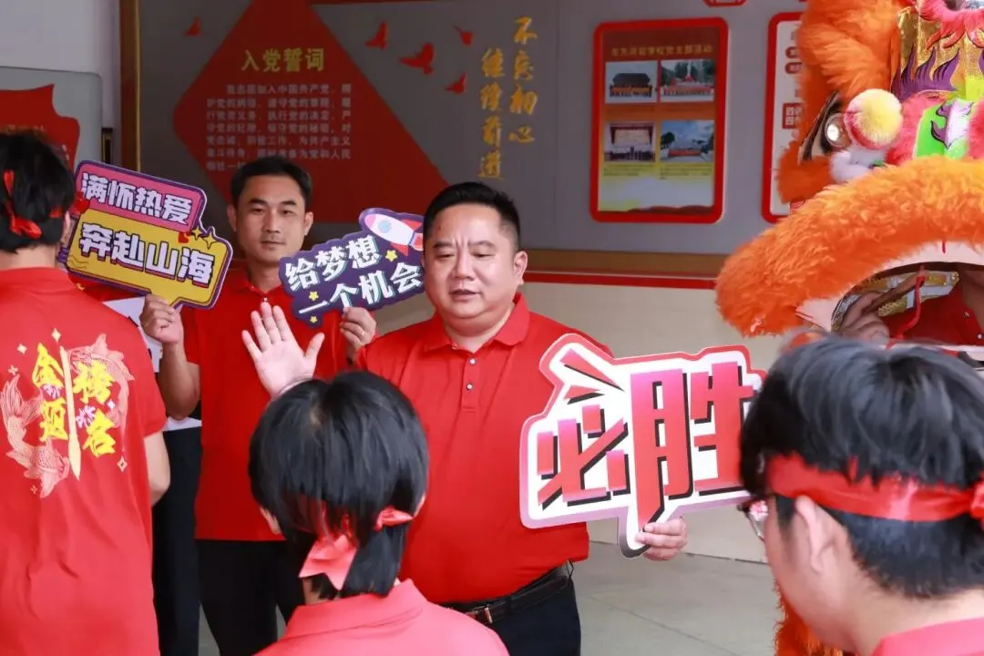 【荷教育•圆梦想】百日磨剑战中考 青春逐梦铸辉煌——东方河宕学校2026届百日誓师大会隆重举行 第10张 【荷教育•圆梦想】百日磨剑战中考 青春逐梦铸辉煌——东方河宕学校2026届百日誓师大会隆重举行 第10张