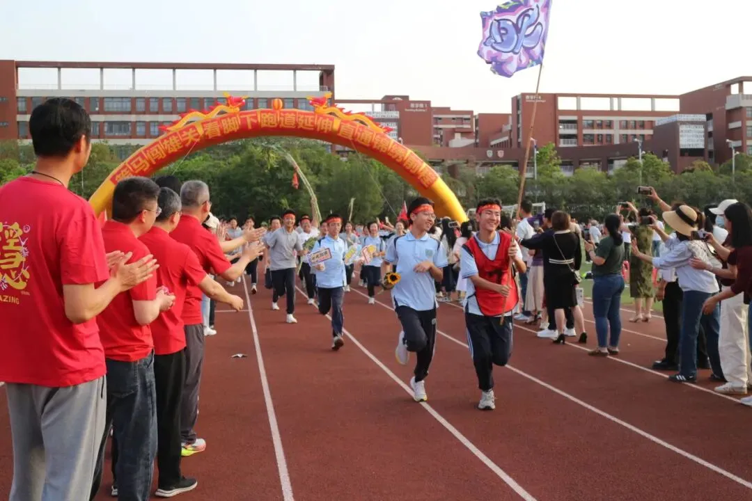 跃马扬鞭战中考 百日竞渡创辉煌——西南中学2026届初三中考百日誓师 第73张 跃马扬鞭战中考 百日竞渡创辉煌——西南中学2026届初三中考百日誓师 第73张