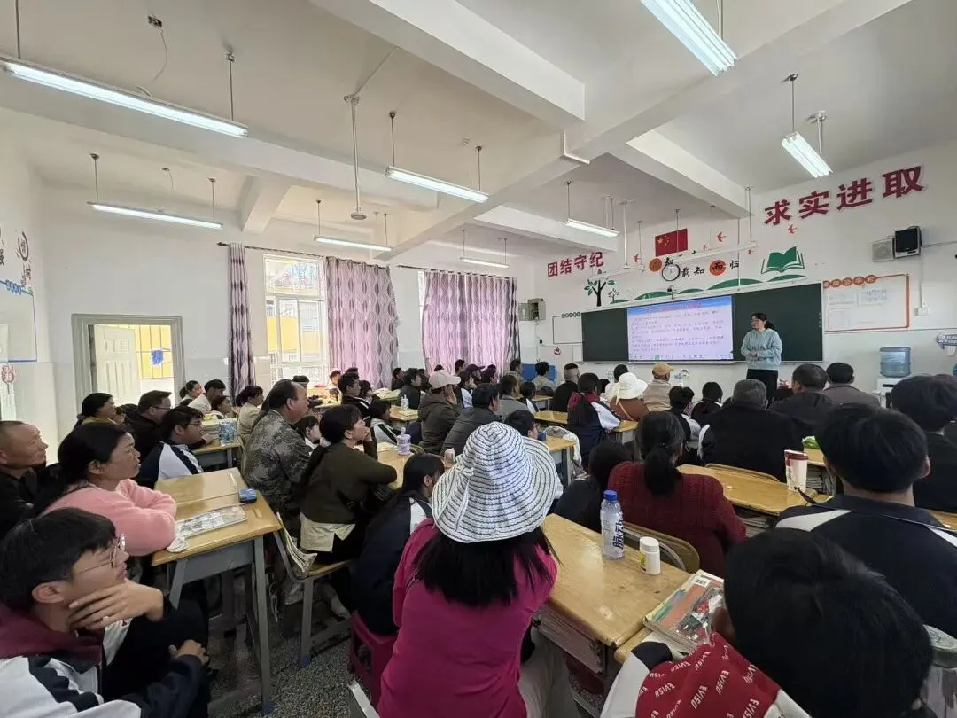 同心筑梦战中考 家校携手向未来|弥勒市西二中学召开九年级中考备考家长会 第4张