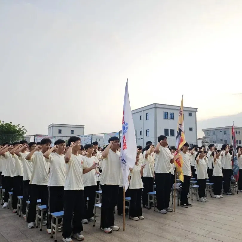 燃!永盛贤明学校2026届中考百日冲刺誓师大会,以少年之姿,赴六月荣光!-第33张图片-四季读书网