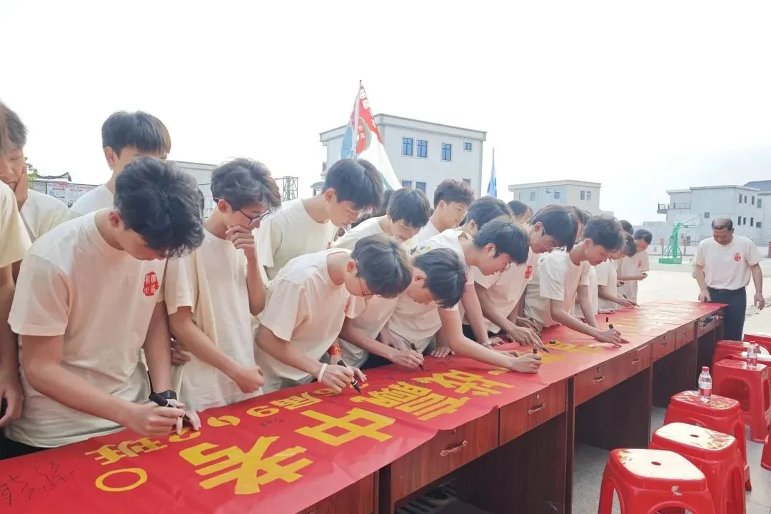 燃!永盛贤明学校2026届中考百日冲刺誓师大会,以少年之姿,赴六月荣光!-第37张图片-四季读书网