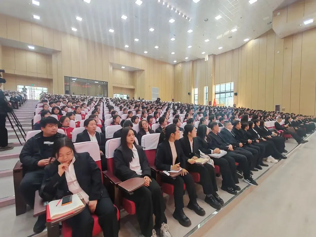 忻州五中隆重举办九年级校家社育人讲座暨中考动员大会 第14张