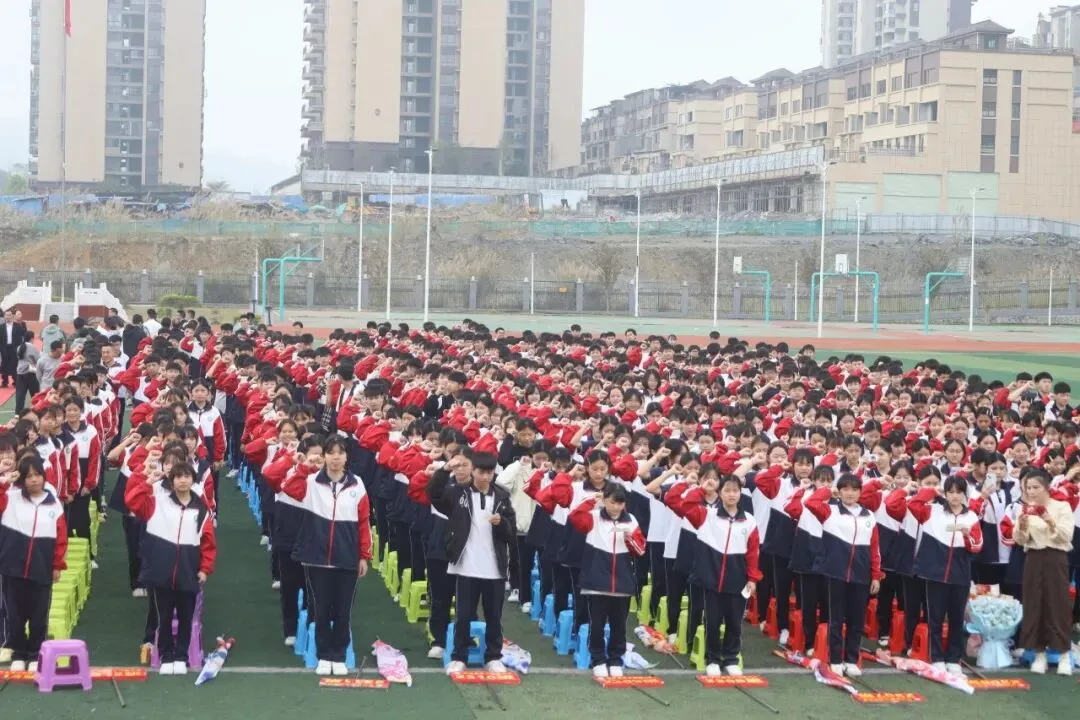 策马扬鞭战今朝 乘风破浪赢中考——西林县第三初级中学2026年冲刺誓师大会 第14张