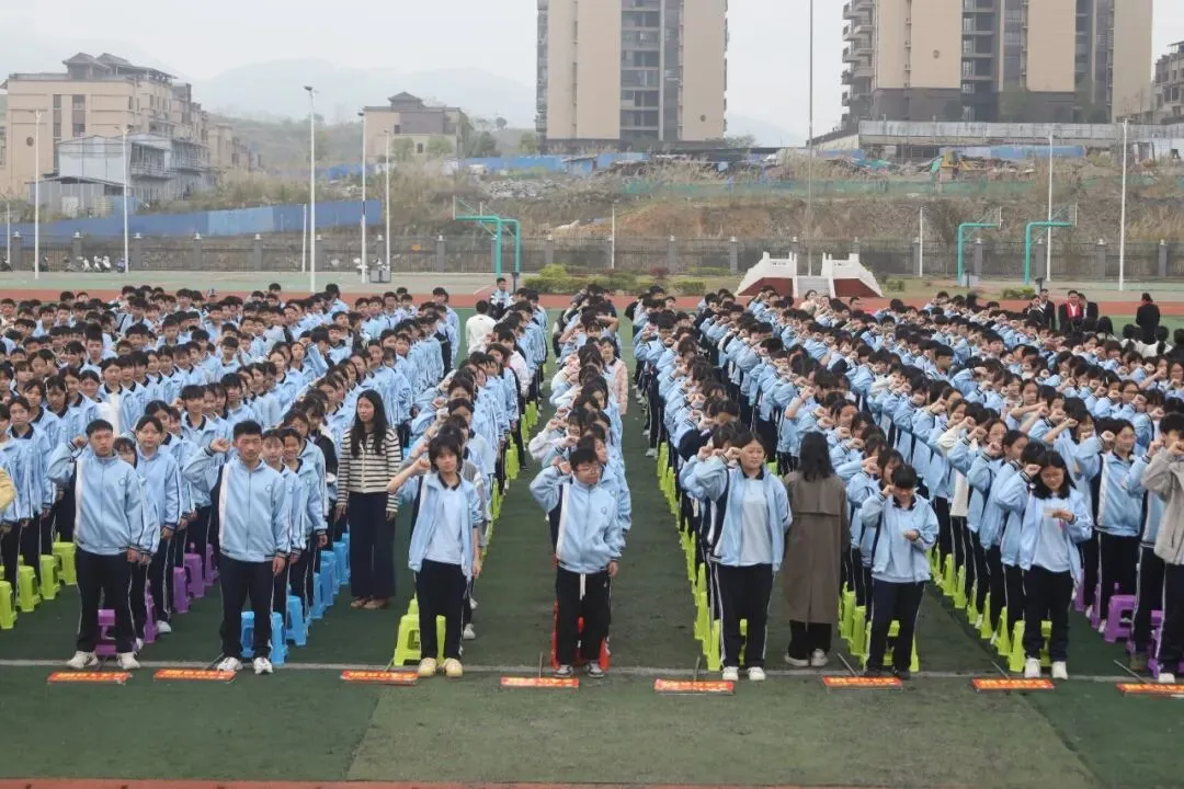 策马扬鞭战今朝 乘风破浪赢中考——西林县第三初级中学2026年冲刺誓师大会 第15张