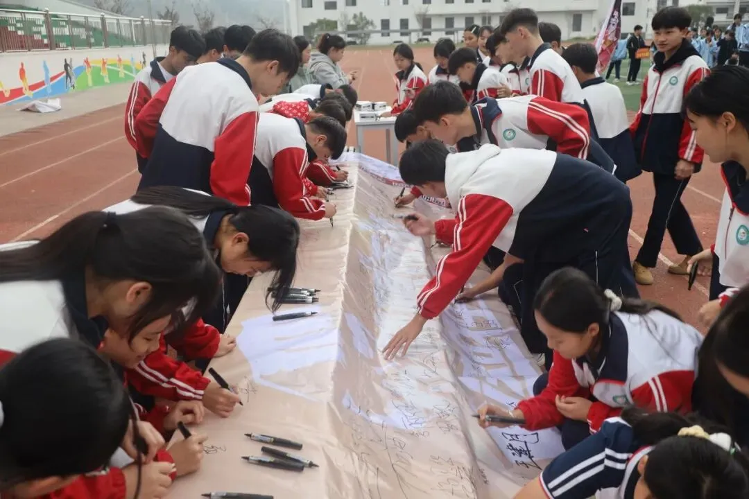 策马扬鞭战今朝 乘风破浪赢中考——西林县第三初级中学2026年冲刺誓师大会 第22张