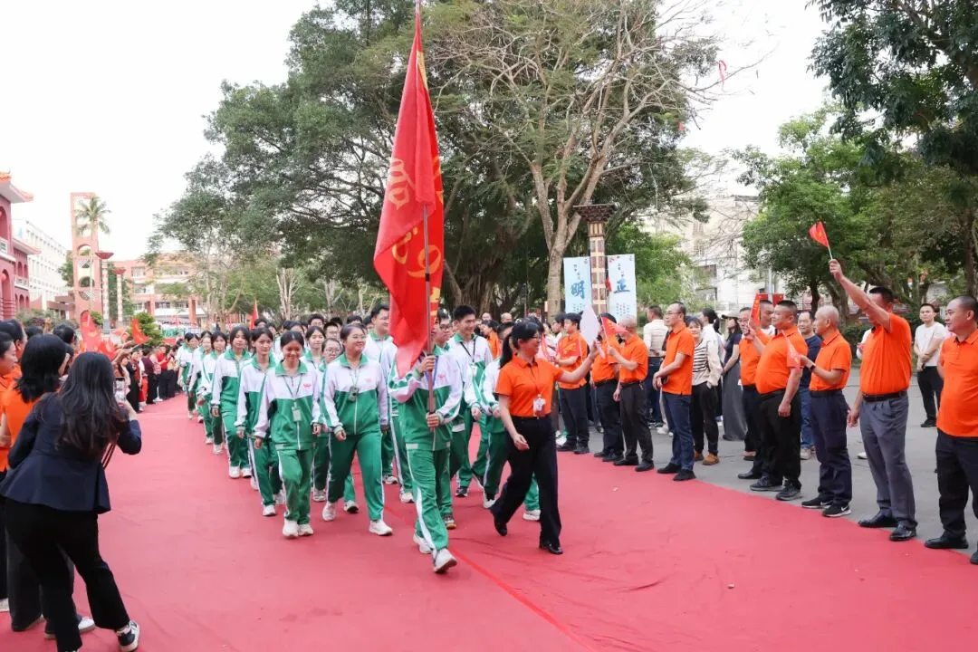 嘉积中学2026届中考百日誓师暨家长会圆满举行-第15张图片-四季读书网 嘉积中学2026届中考百日誓师暨家长会圆满举行-第15张图片-四季读书网
