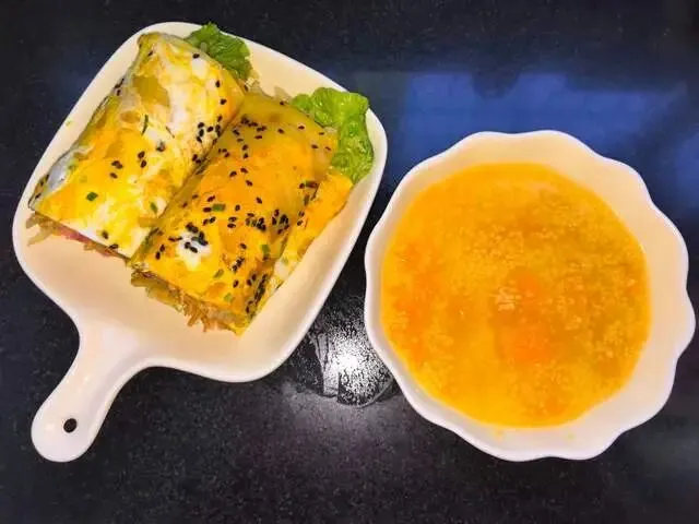 中考倒计时!初三儿子的早餐,自己在家做煎饼果子,比卖的还好吃 第9张