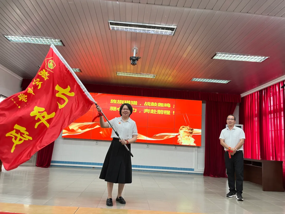 鏖战百日,问鼎中考;只争朝夕,终见锋芒——罗定中学2026届九年级百日誓师大会-第21张图片-四季读书网