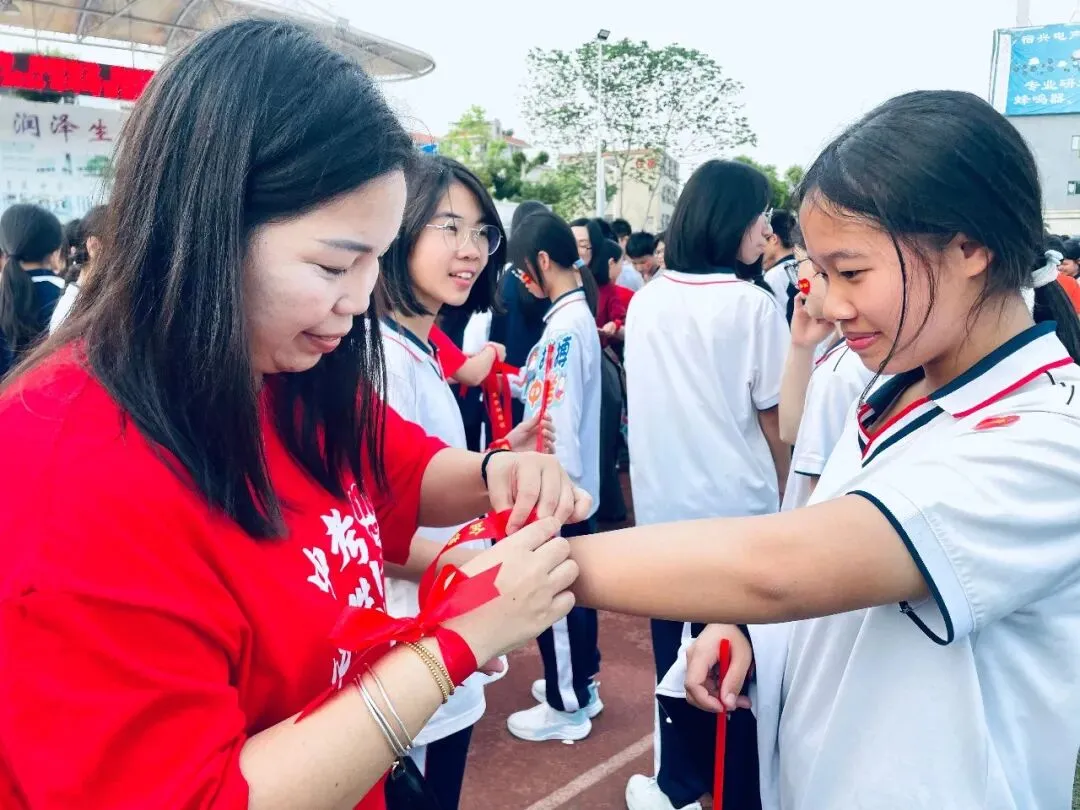 百日冲刺 决胜中考 踔厉奋发 勇毅前行——中山市东凤中学举行2026年百日誓师大会 第18张 百日冲刺 决胜中考 踔厉奋发 勇毅前行——中山市东凤中学举行2026年百日誓师大会 第18张