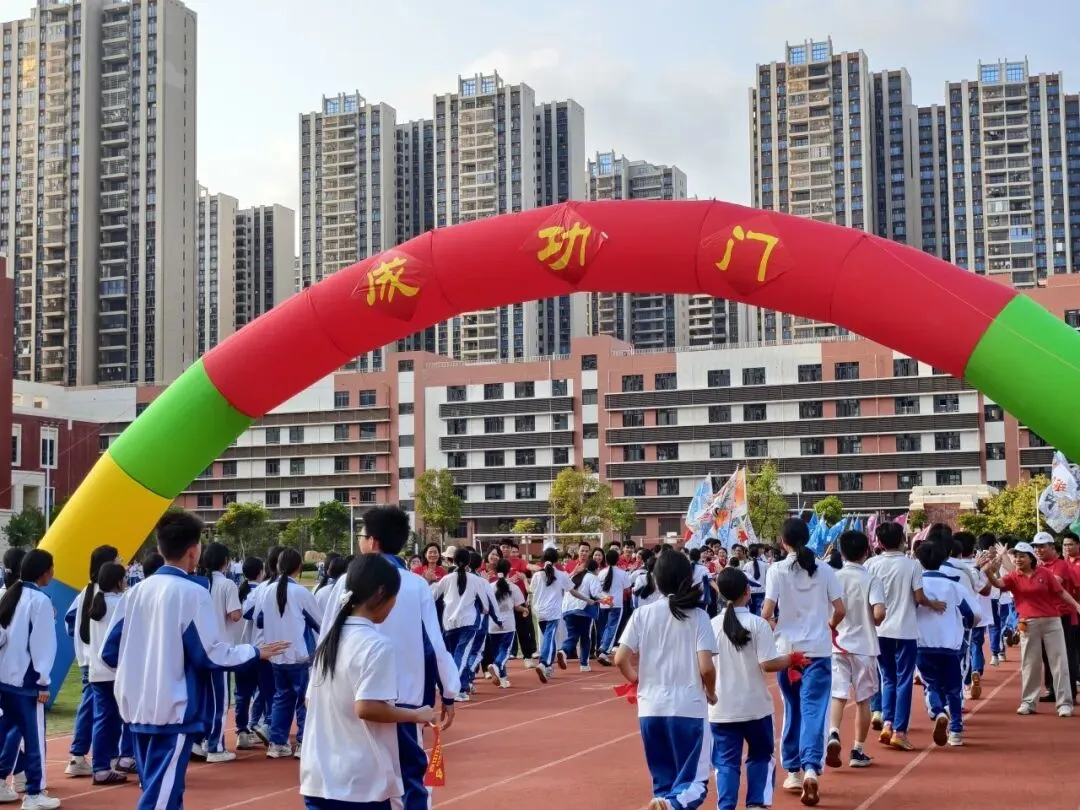 决战中考,百日冲刺!2026年湛一附校八九年级誓师大会回顾 第46张 决战中考,百日冲刺!2026年湛一附校八九年级誓师大会回顾 第46张