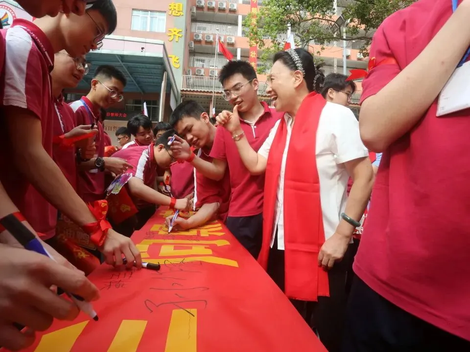 【湛江经开区实验学校】2026中考百日誓师大会-第45张图片-四季读书网