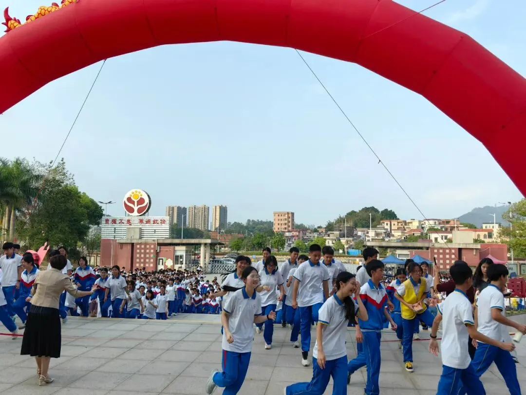 追求卓越·勇攀高峰——我校八年级生地中考动员大会圆满举行-第12张图片-四季读书网 追求卓越·勇攀高峰——我校八年级生地中考动员大会圆满举行-第12张图片-四季读书网