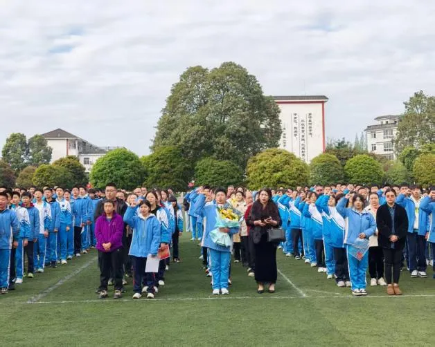 中考誓师大会|剑指六月,梦圆今朝——子云学校2026届中考誓师大会 第32张 中考誓师大会|剑指六月,梦圆今朝——子云学校2026届中考誓师大会 第32张