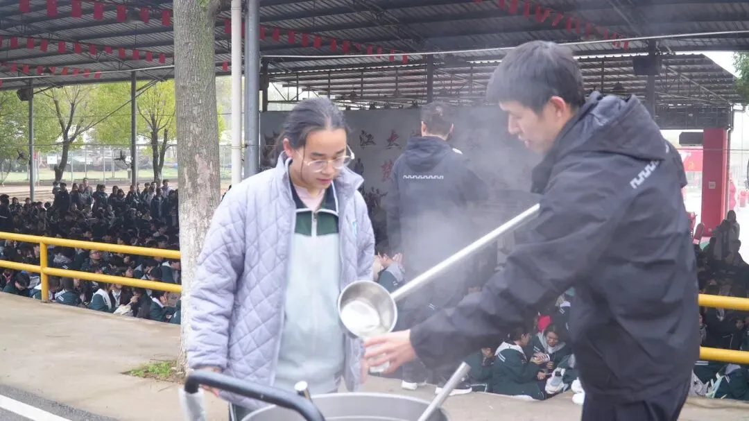 光谷二高高三学子 “不卷试卷 卷春风” 第20张