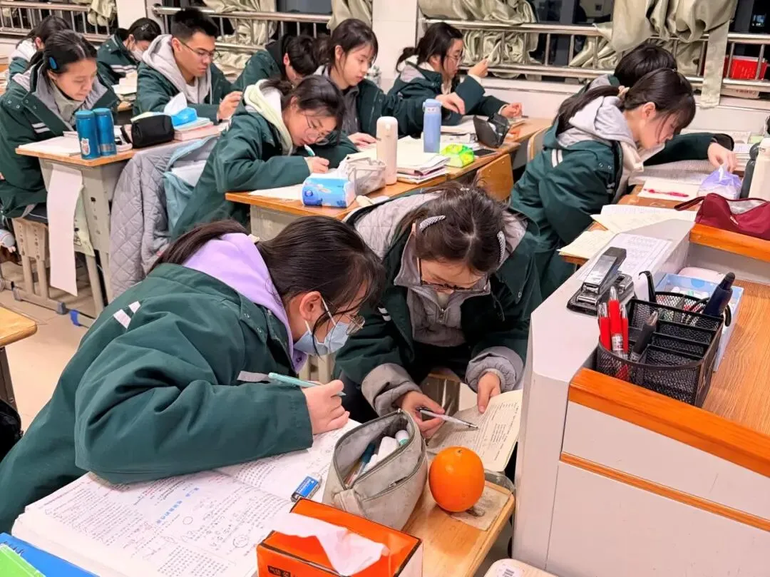光谷二高高三学子 “不卷试卷 卷春风” 第23张