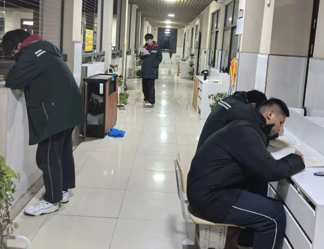 光谷二高高三学子 “不卷试卷 卷春风” 第24张