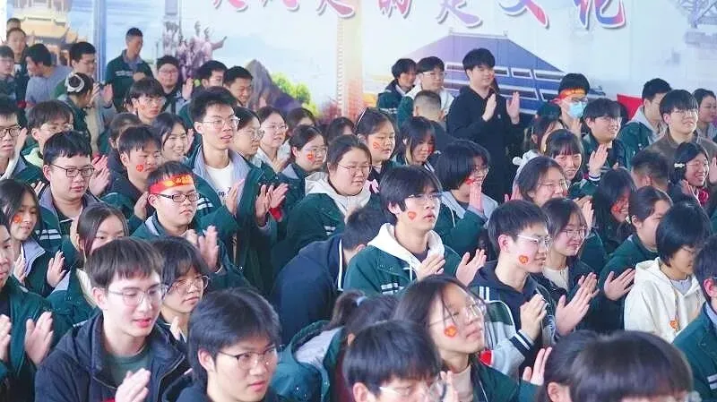 光谷二高高三学子 “不卷试卷 卷春风” 第26张