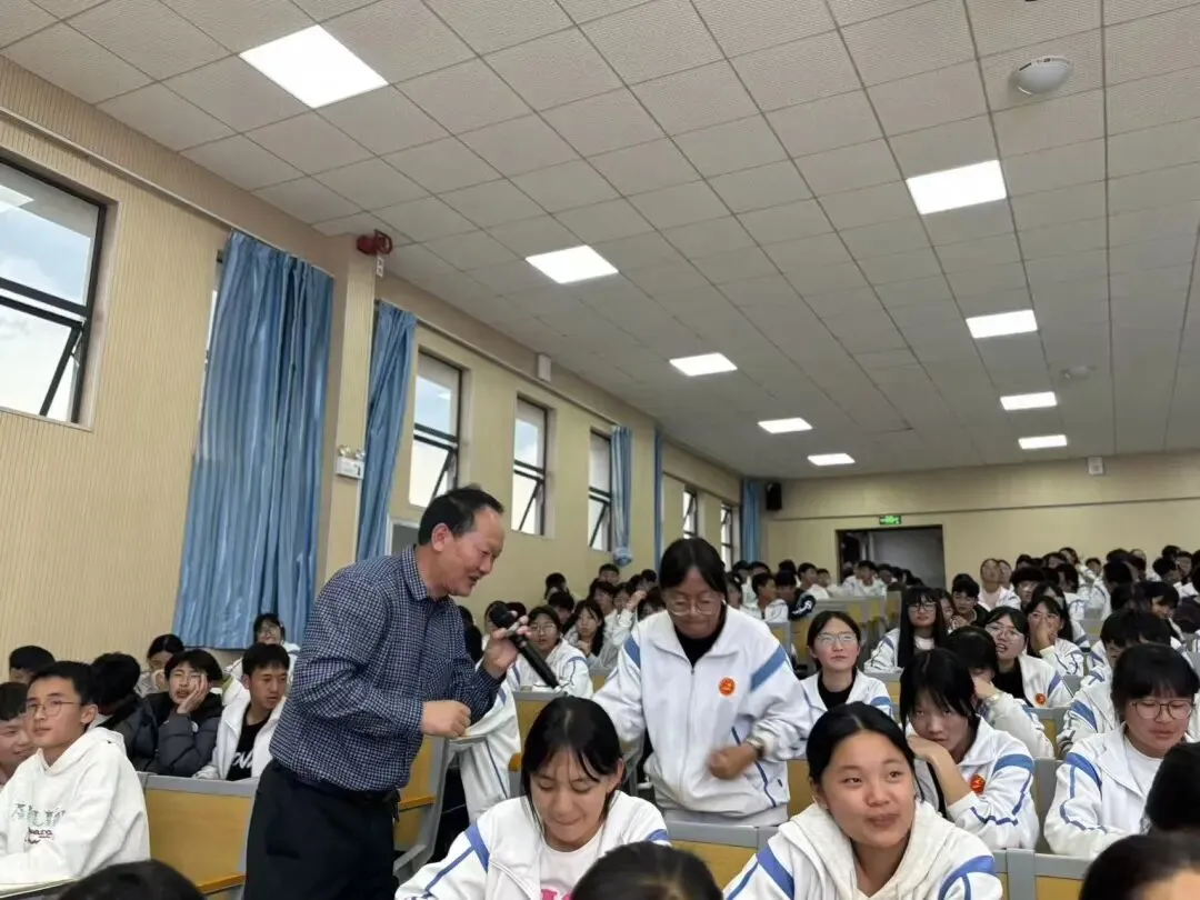 精准把脉,赋能中考——鹤庆二中举办中考语文作文专题讲座 第20张 精准把脉,赋能中考——鹤庆二中举办中考语文作文专题讲座 第20张